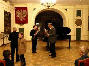 1270th Liszt Evening - Silesian Piast Dynasty Castle in Brzeg, 18th Nov 2017. <br> Head of the Silesian Piast Museum in Brzeg, Dariusz Byczkowski and the listeners thank the performers of the concert.<br> Photo by Andrzej Duber.